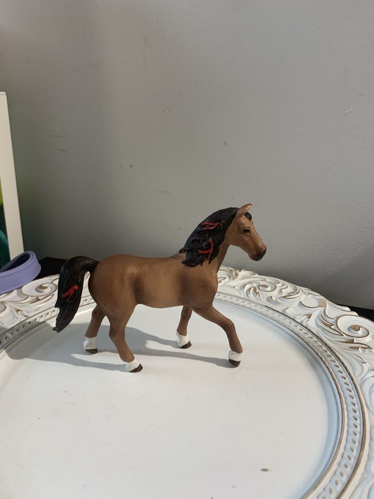 Koń figurka schleich razem z siodłem i ogłowiem