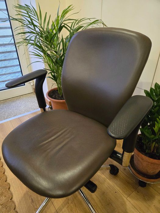 tenho para venda cadeira de escritório quase nova nunca teve uso