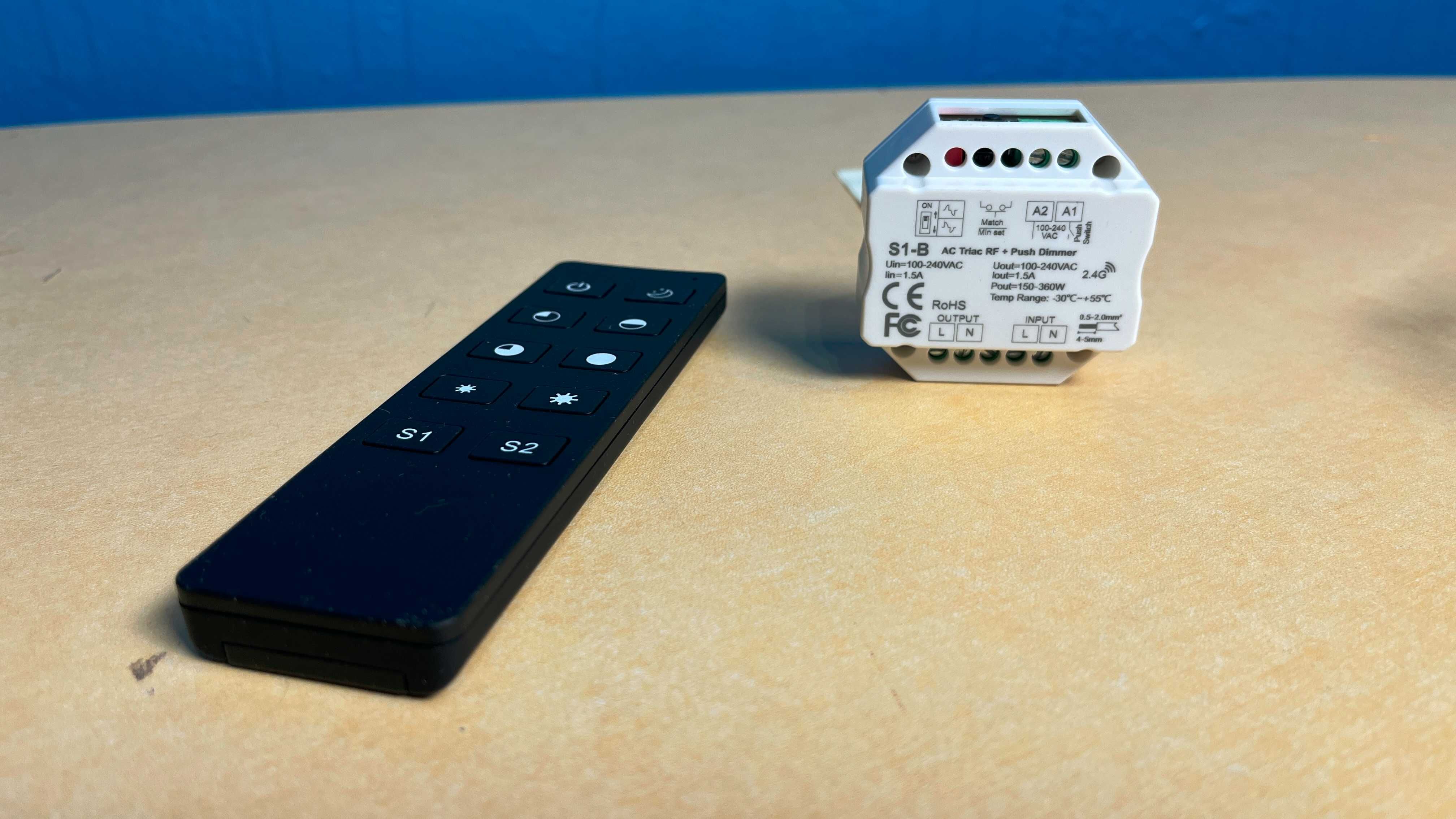 Ściemniacz triakowy z pilotem AC TRIAC S1-B+R1 RF 2.4G spm104