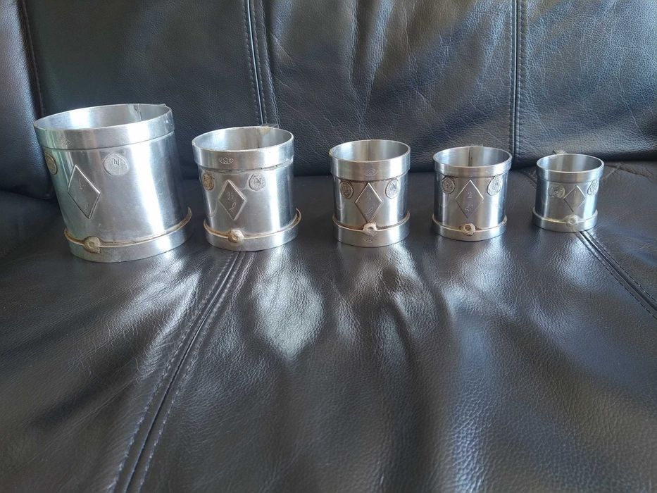 Antigo conjunto medidas de taberna, mercearia, em inox, com aferição