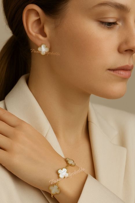 Kolczyki koniczynki białe złote 12 mm old money elegancka biżuteria