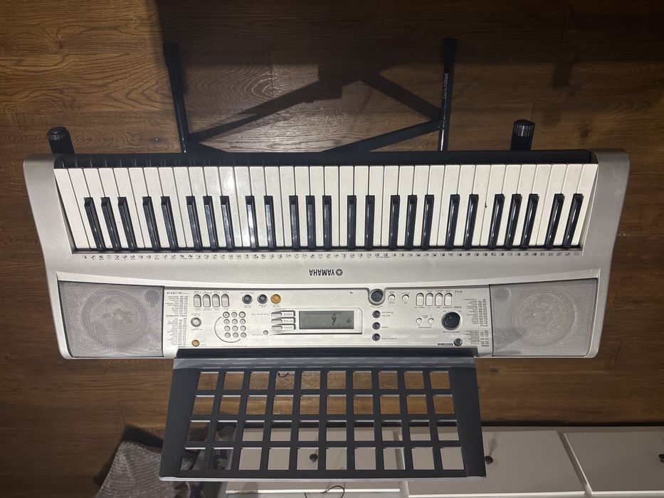 Keyboard Yamaha PSR-E303 + zasilacz + statyw PROEL + pulpit na nuty