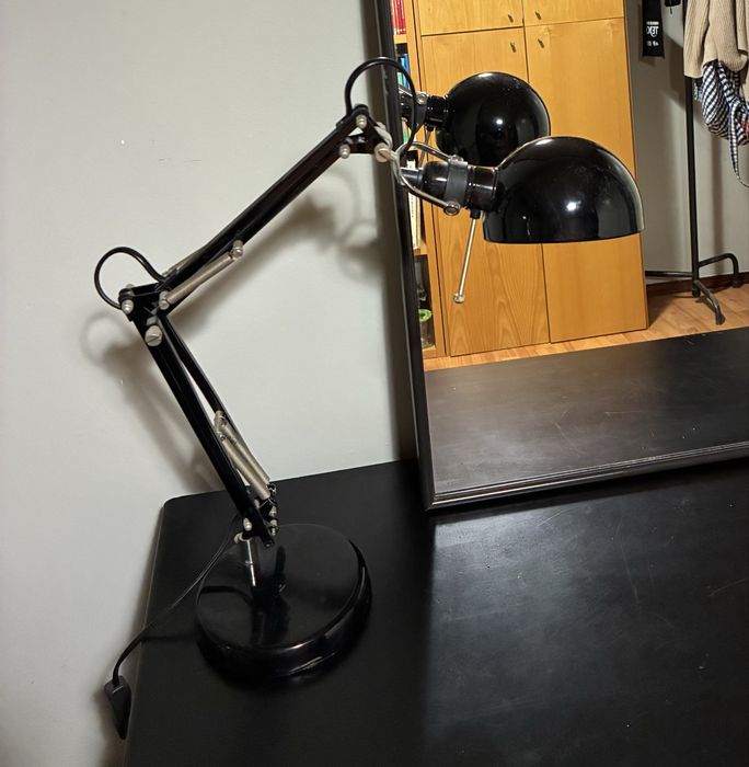 Conjunto de espelho, cómoda e candeeiro.