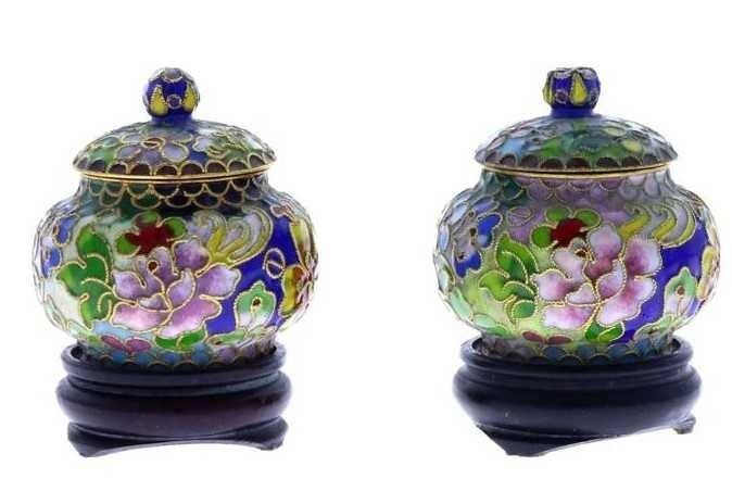 Dois pequenos Potes com tampa em Cloisonné com decoração floral