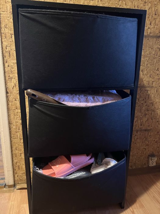Szafka z materialowymi koszykami