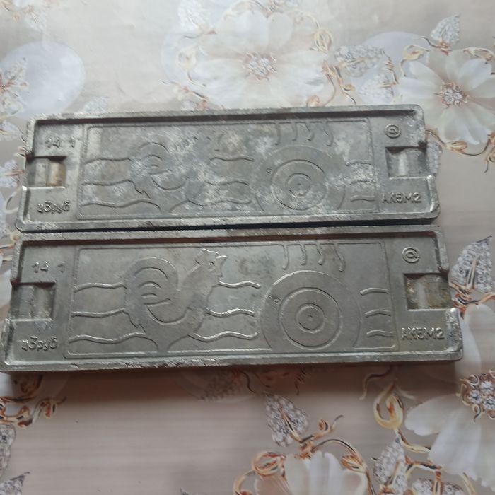 Продам форму для виготовлення льодяників,вареників і пельменниці.