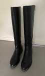 Botas pretas de cano alto, com zipper na lateral. Pouco usadas