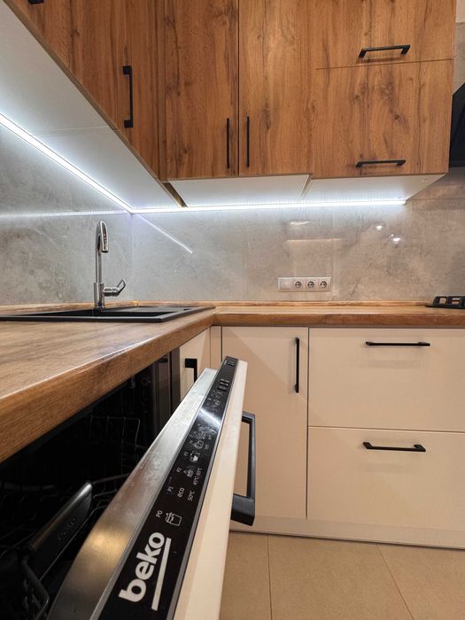 Сучасний котедж з ремонтом у районі Щасливого!