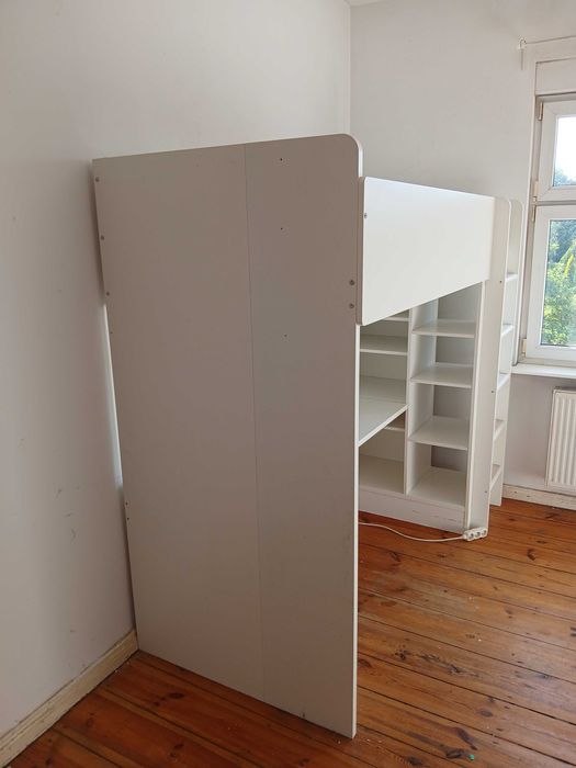 SMÅSTAD IKEA Łóżko na antresoli, z biurkiem, 2 regałami i materacem