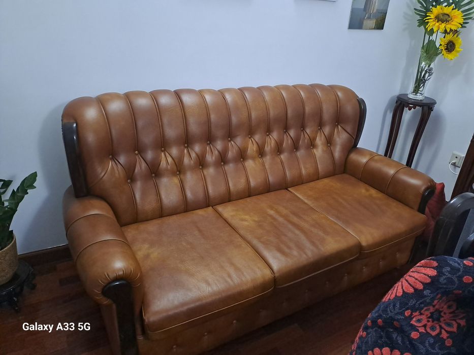 Sofa em pele castanho