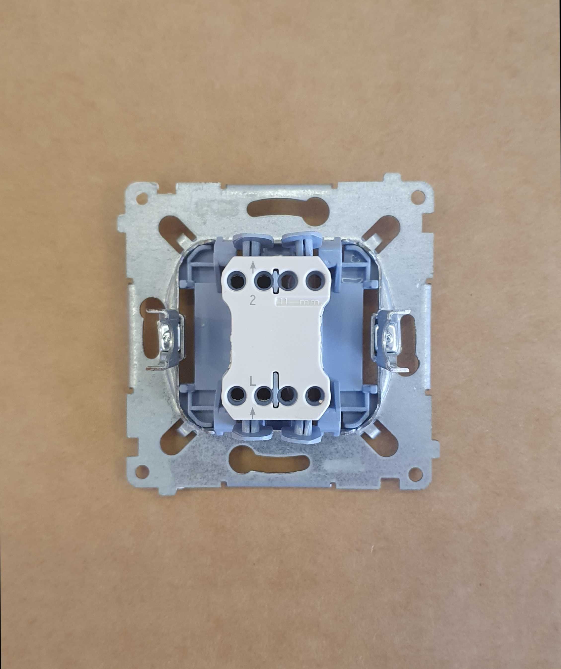 Simon54 Premium DW1L.01/43 lub DW1L.01/44 wyłącznik pojed. z podświet.