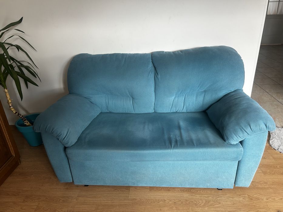 Turkusowa sofa dwuosobwa