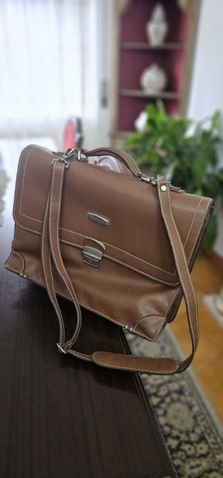 Pasta em pele com alça