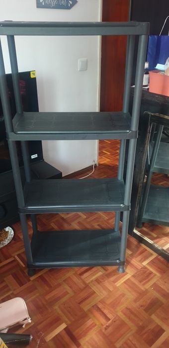 3 Estantes  e  uma mesa