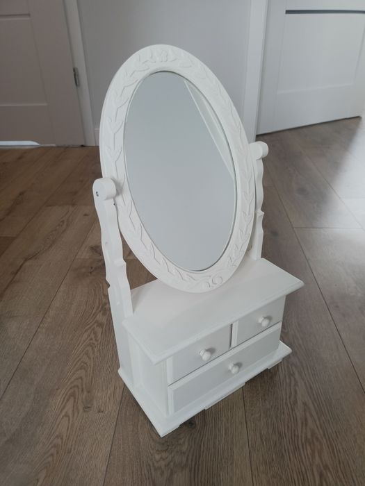 Mini toaletka z szufladami