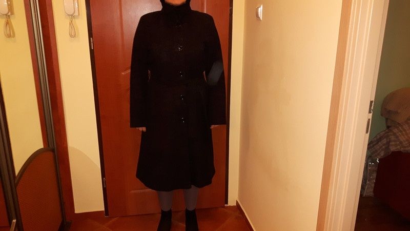 Czarny wełniany plaszcz