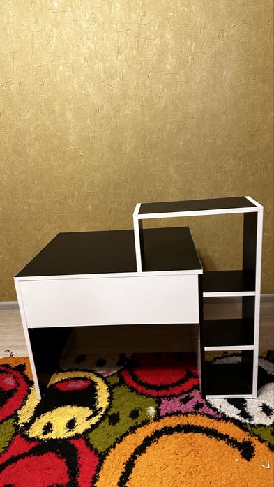 Стіл-парта зі стільцем та полицею