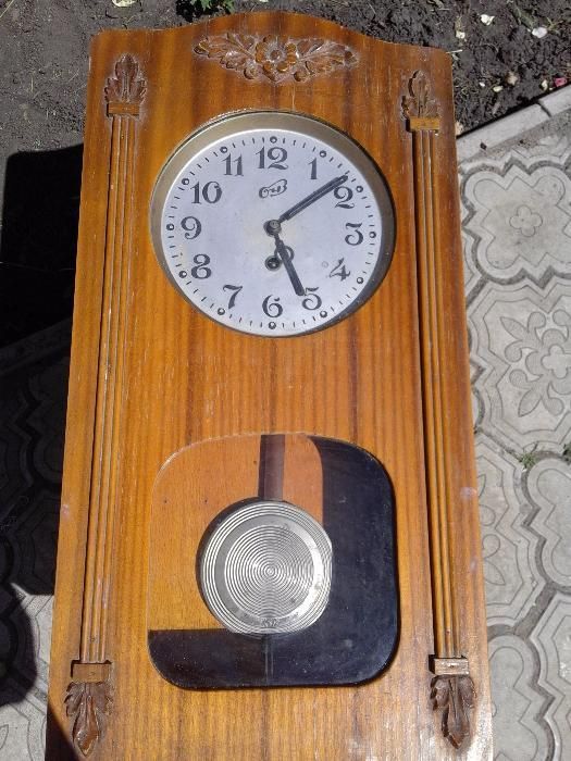 Деревянные старинные часы