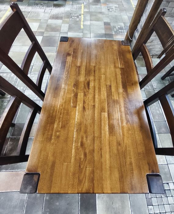 Дерев'яні столи  та стільці