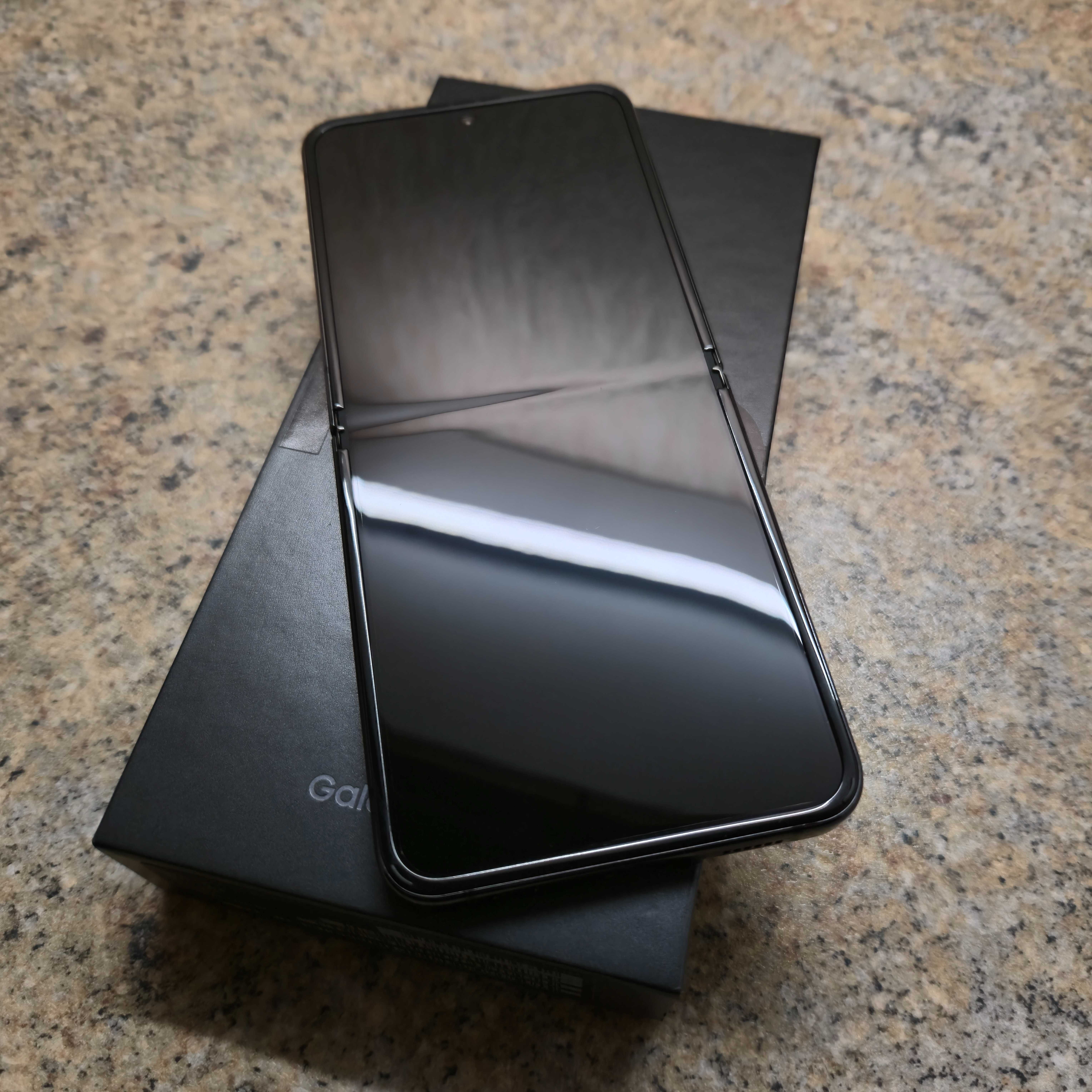 Samsung Galaxy Z Flip 4 8/128gb в ідеальному стані, як новий