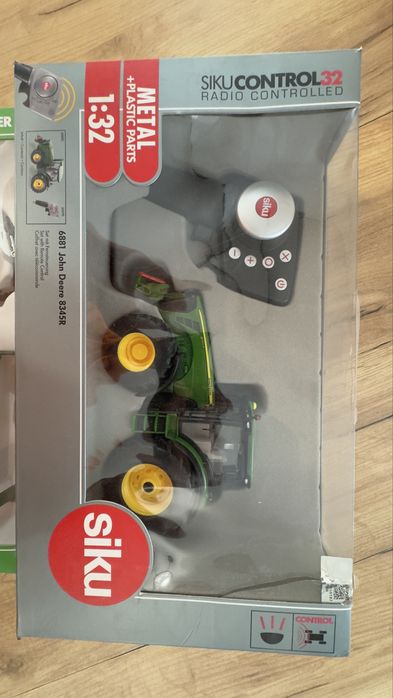 Traktor John Deere z przyczepa. Zdalnie sterowany, metalowy. Nowy