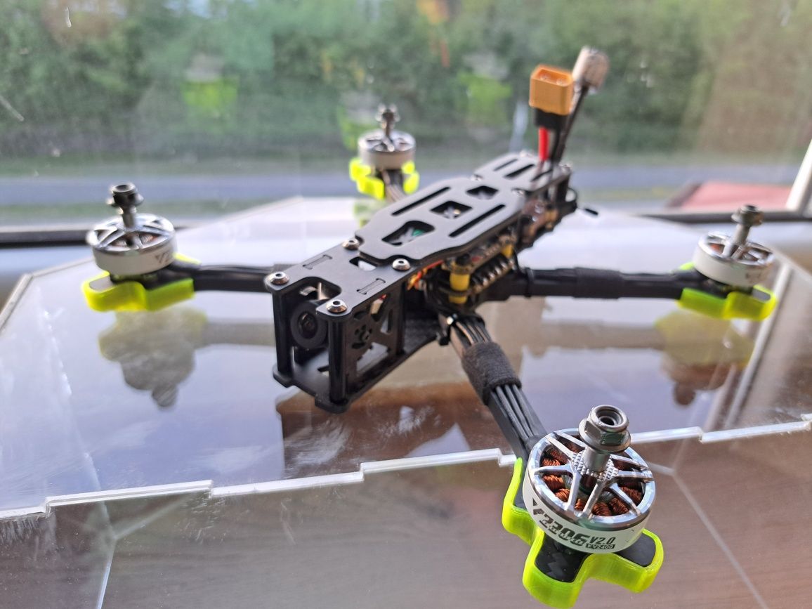 Dron wyścigowy TBS source one v5