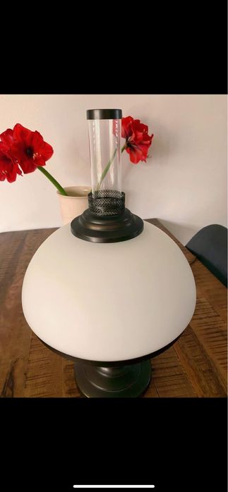 Elegancka , zadbana lampa stołowa