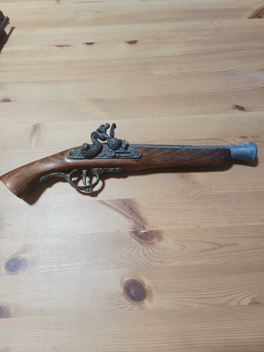 3 Réplicas de armas antigas + depósito de pólvora