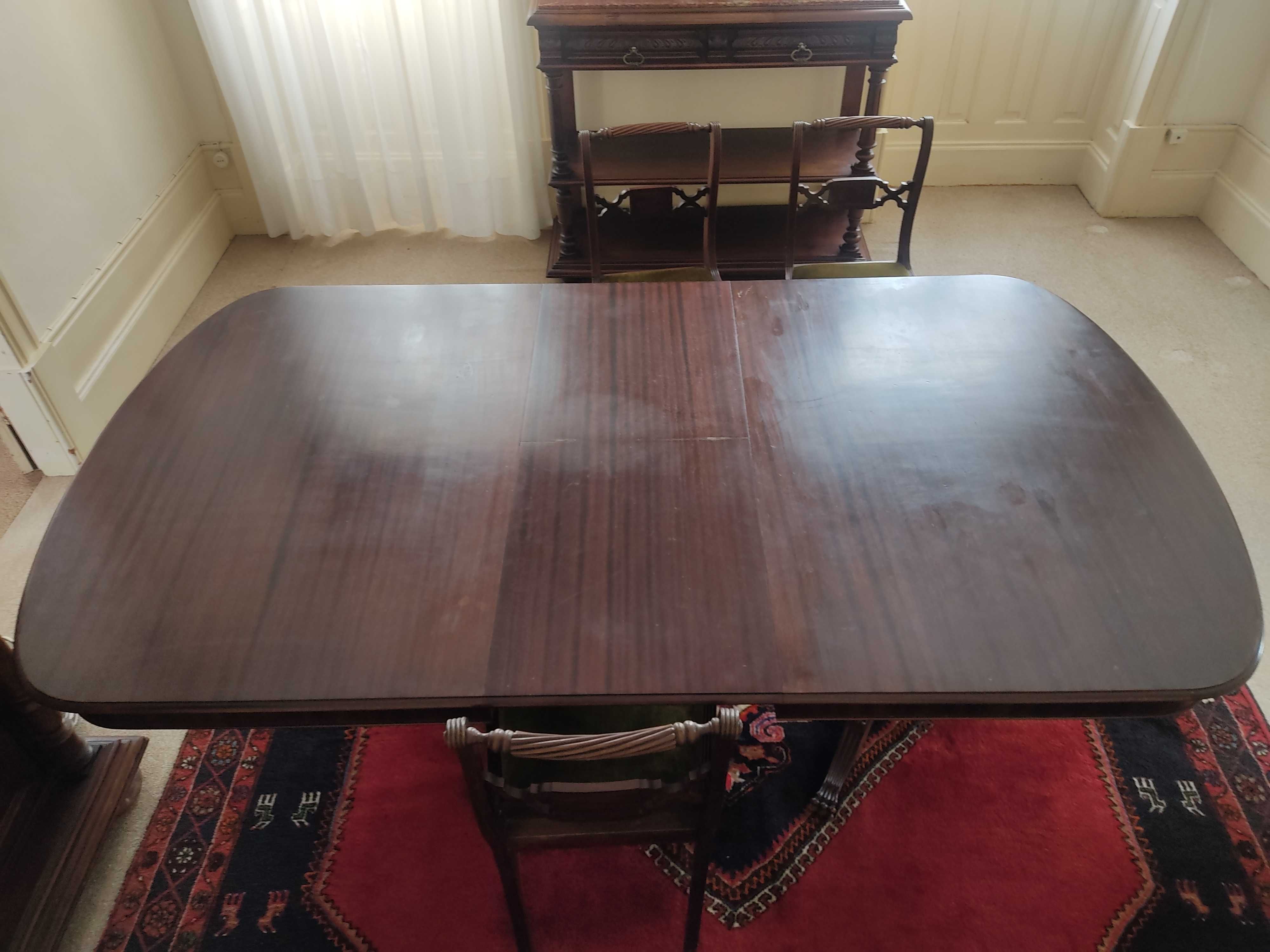 Mesa com 8 cadeiras - extensível