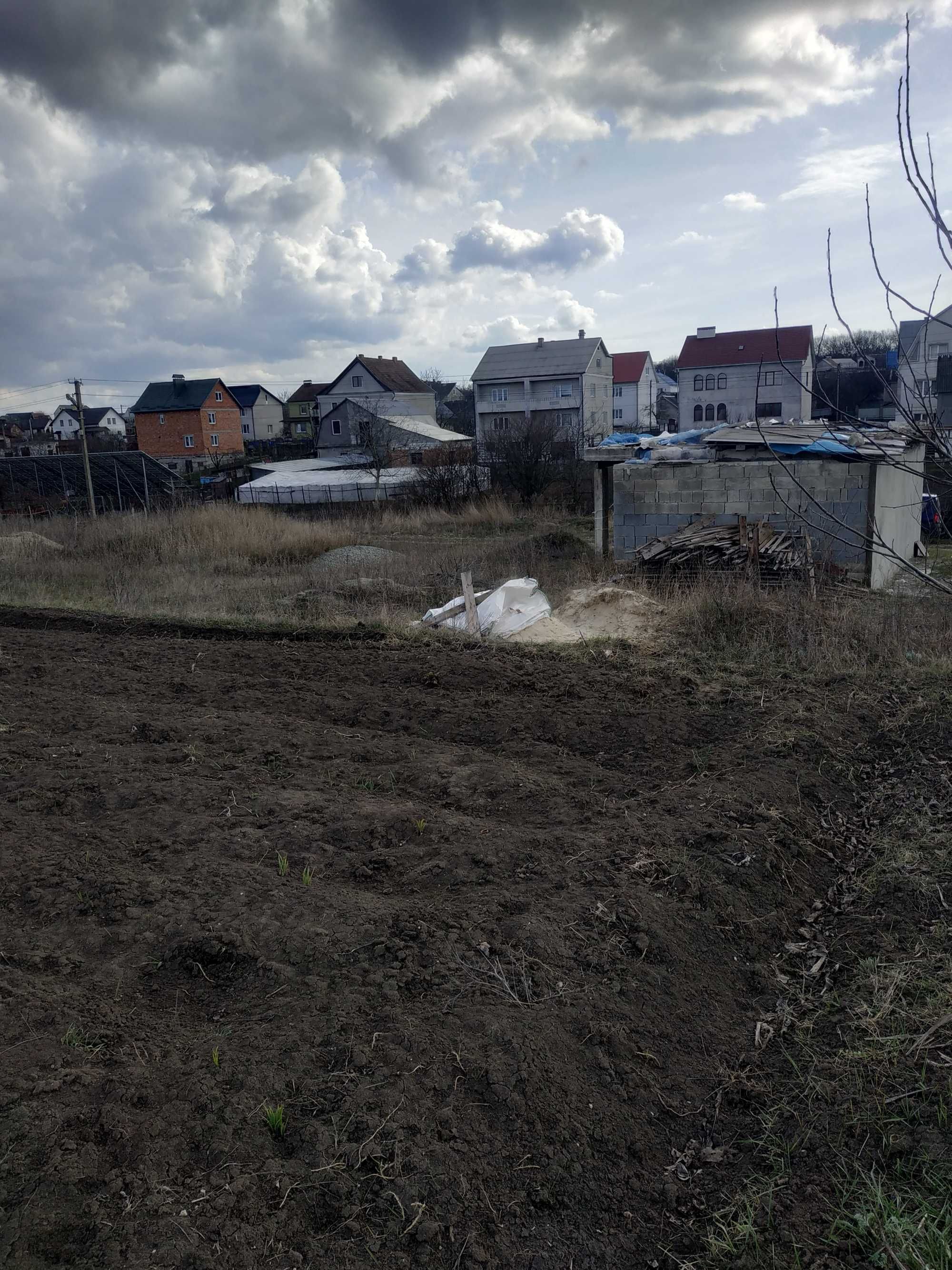 земельна ділянка під забудову з малим будиночком