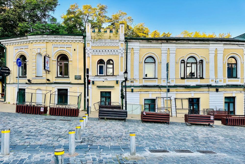 Фасадное помещение на Андреевском спуске в Киеве с действующим отелем