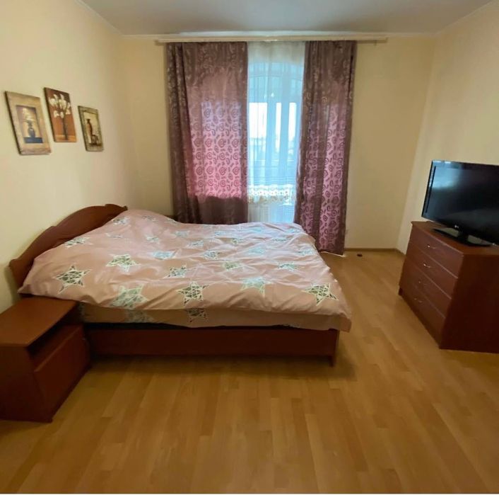 Продаж 3 км квартири поруч з стометрівкою