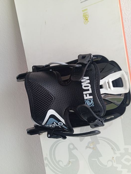 Deska snowboardowa quechua 154 wiązania flow snowboard Burton komplet