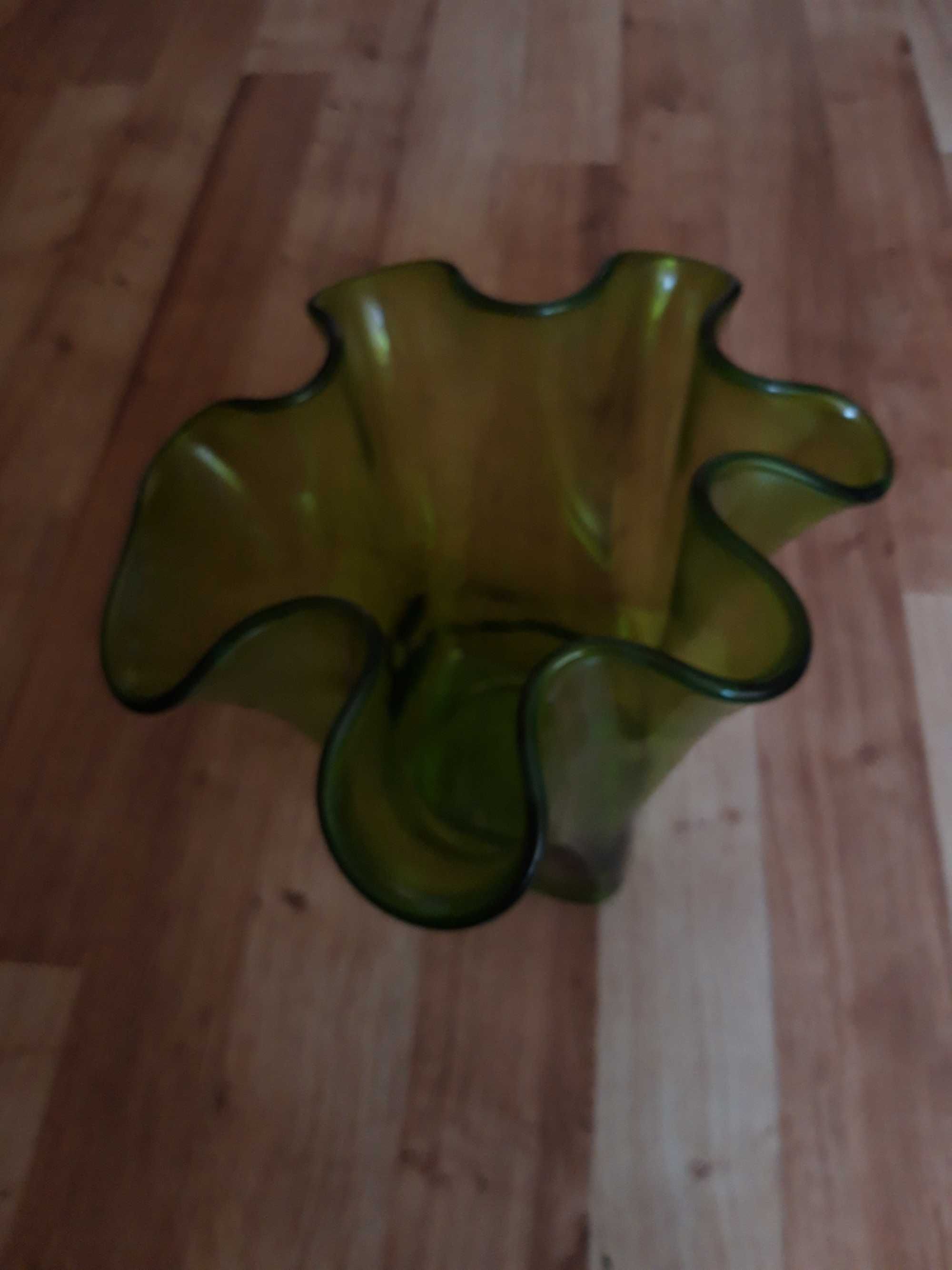 szklany wazon falbanka