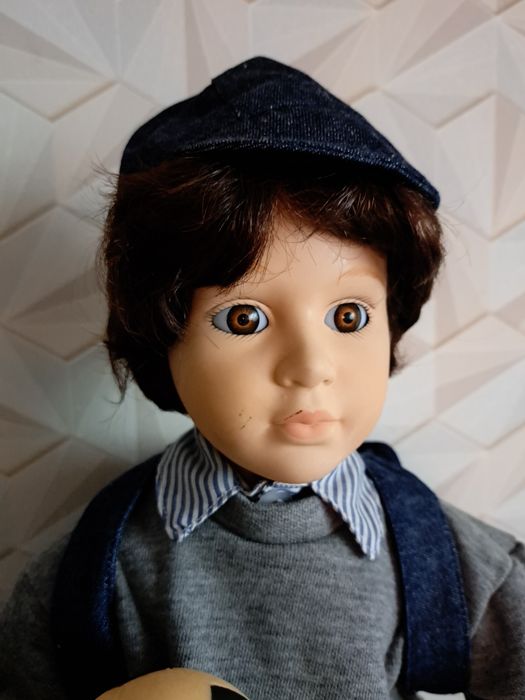 Porcelanowa lalka chłopiec.