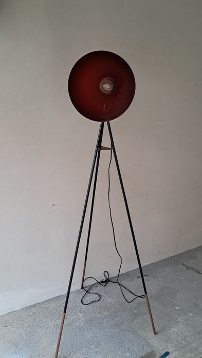 Candeeiro de pé estilo industrial