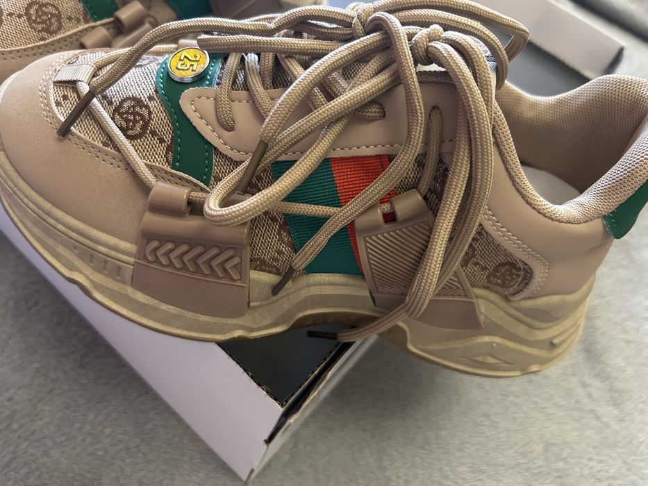 Кроссовки женские