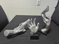 Estatuas modernas de mãos prateadas
