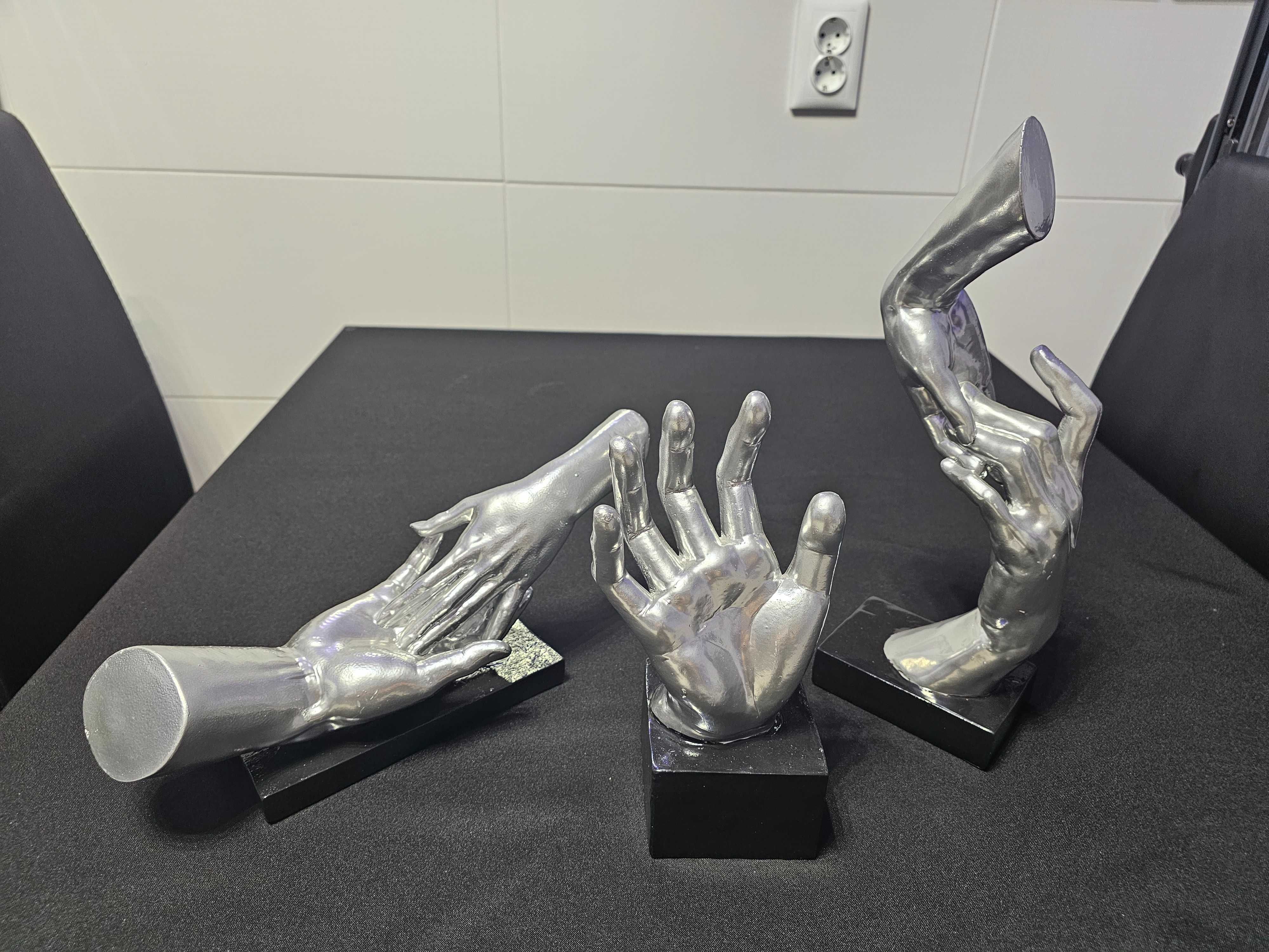 Estatuas modernas de mãos prateadas