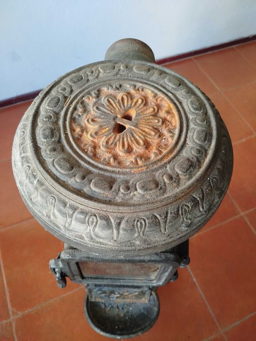 Salamandra antiga redonda a lenha em ferro