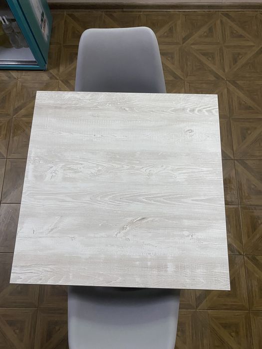 Стіл розміром 700 на 700 (70см на 70см)