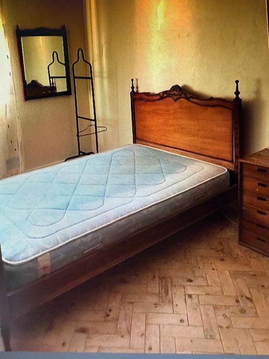 Aluga-se quarto.