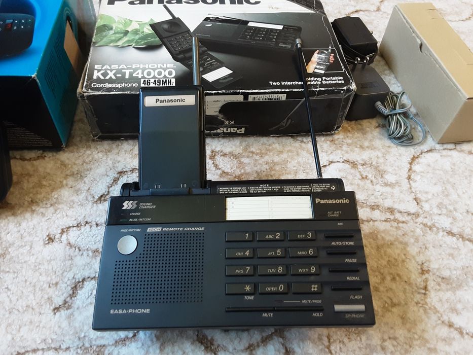 Два радиотелефона Motorola ДЕКТ D1112 и Panasonic KX-T4000