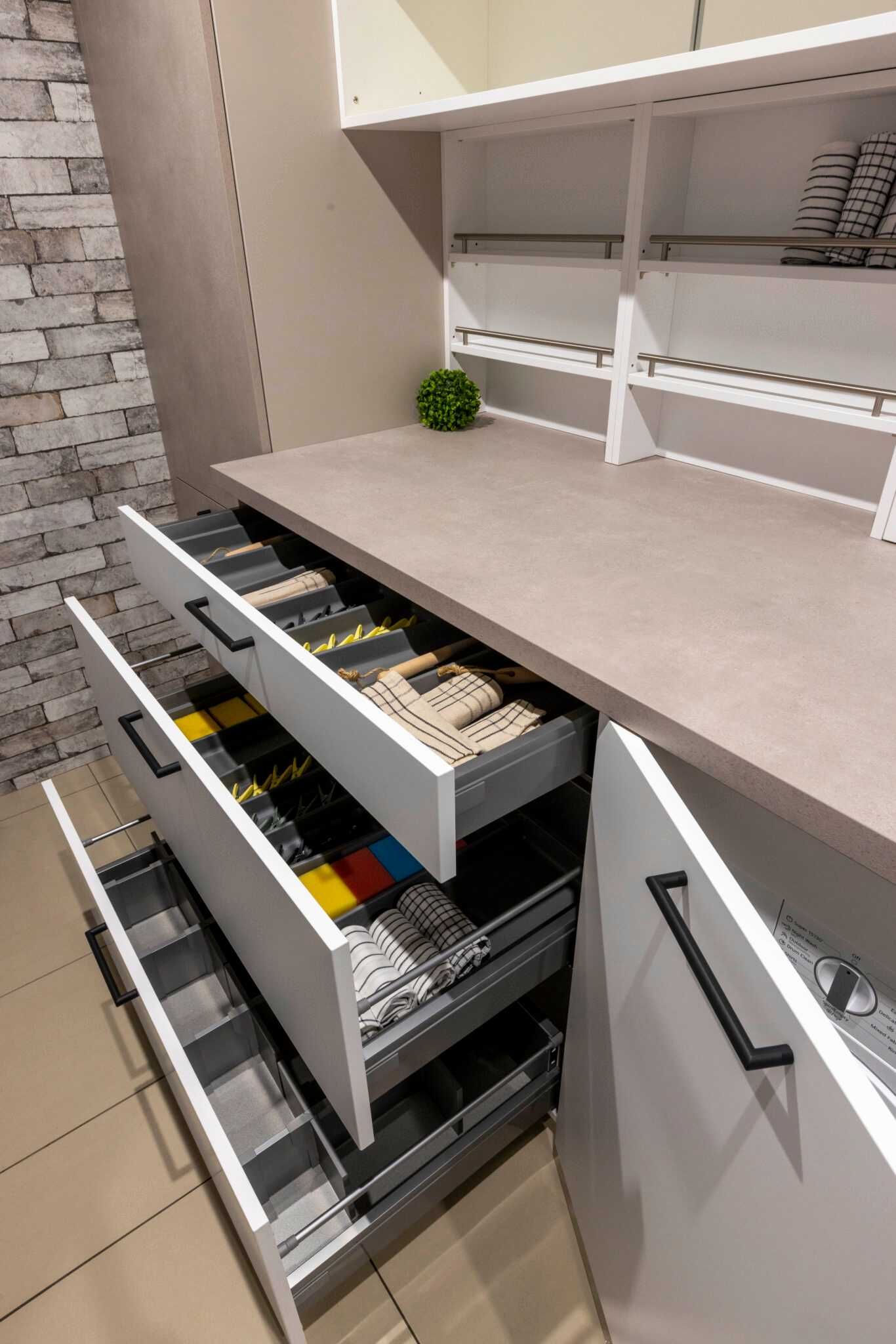 Kuchnie Verle MEBLE KUCHENNE lakierowane Touch + Riva beton WYPRZEDAŻ