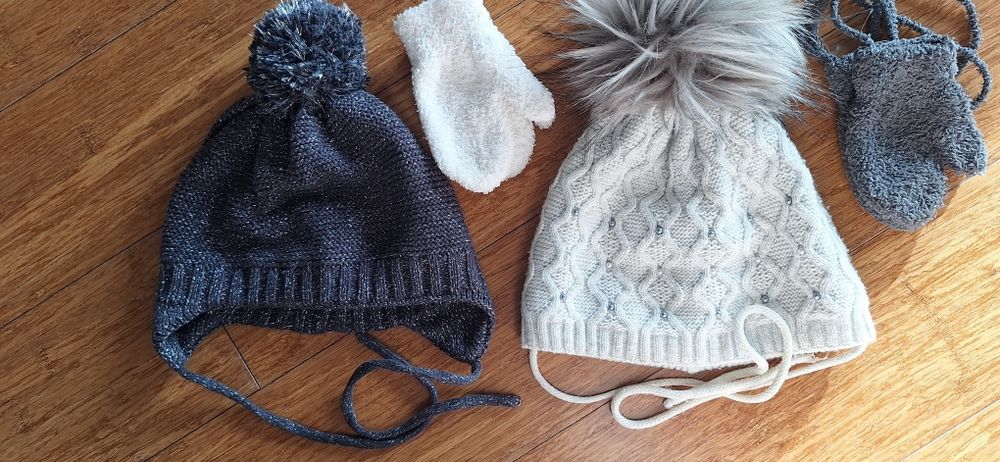 Dwie czapki i rękawiczki