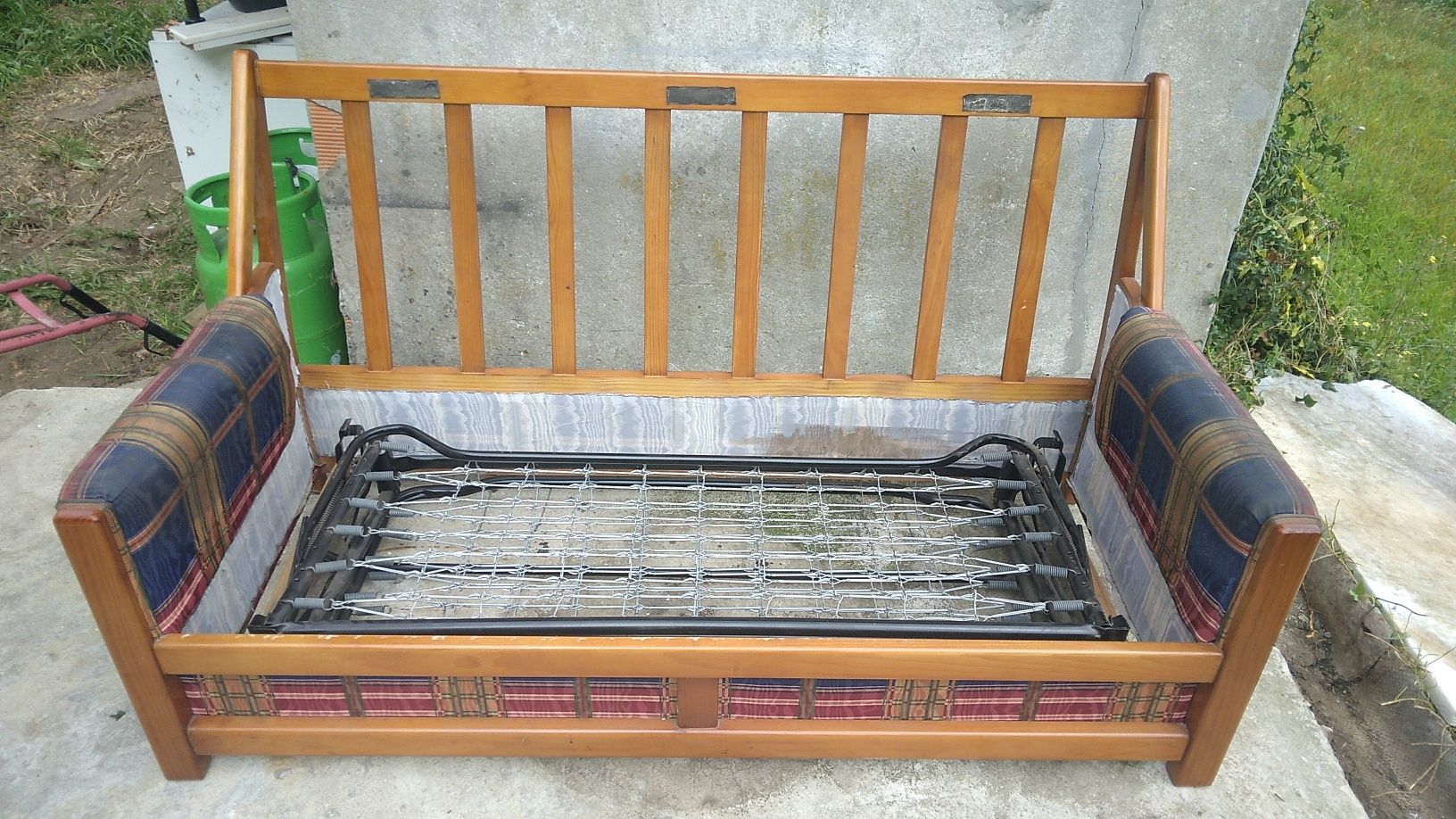 Sofa cama em madeira