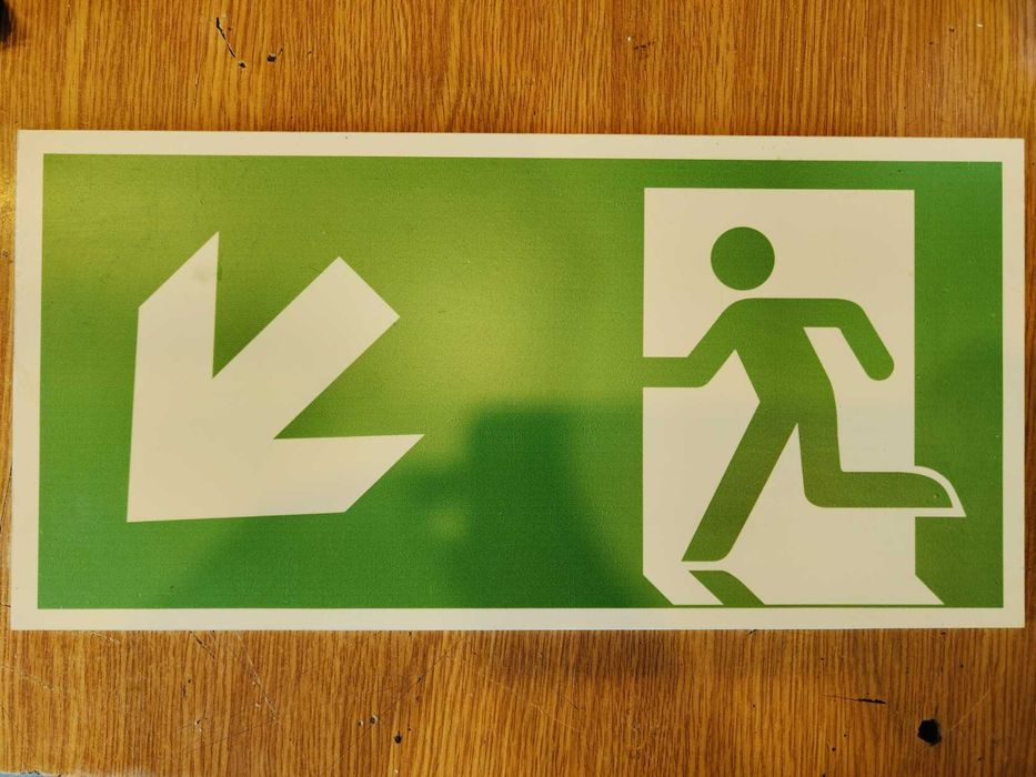 tabliczka kierunek wyjścia ewakuacyjnego wyjście ewakuacyjne
