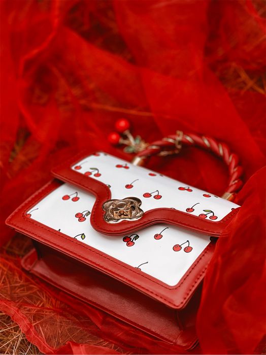 Клатч із вишнями