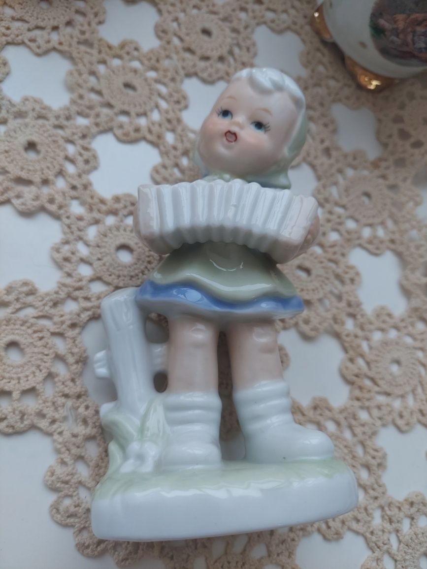 Figurka porcelana dziewczynka z harmonią