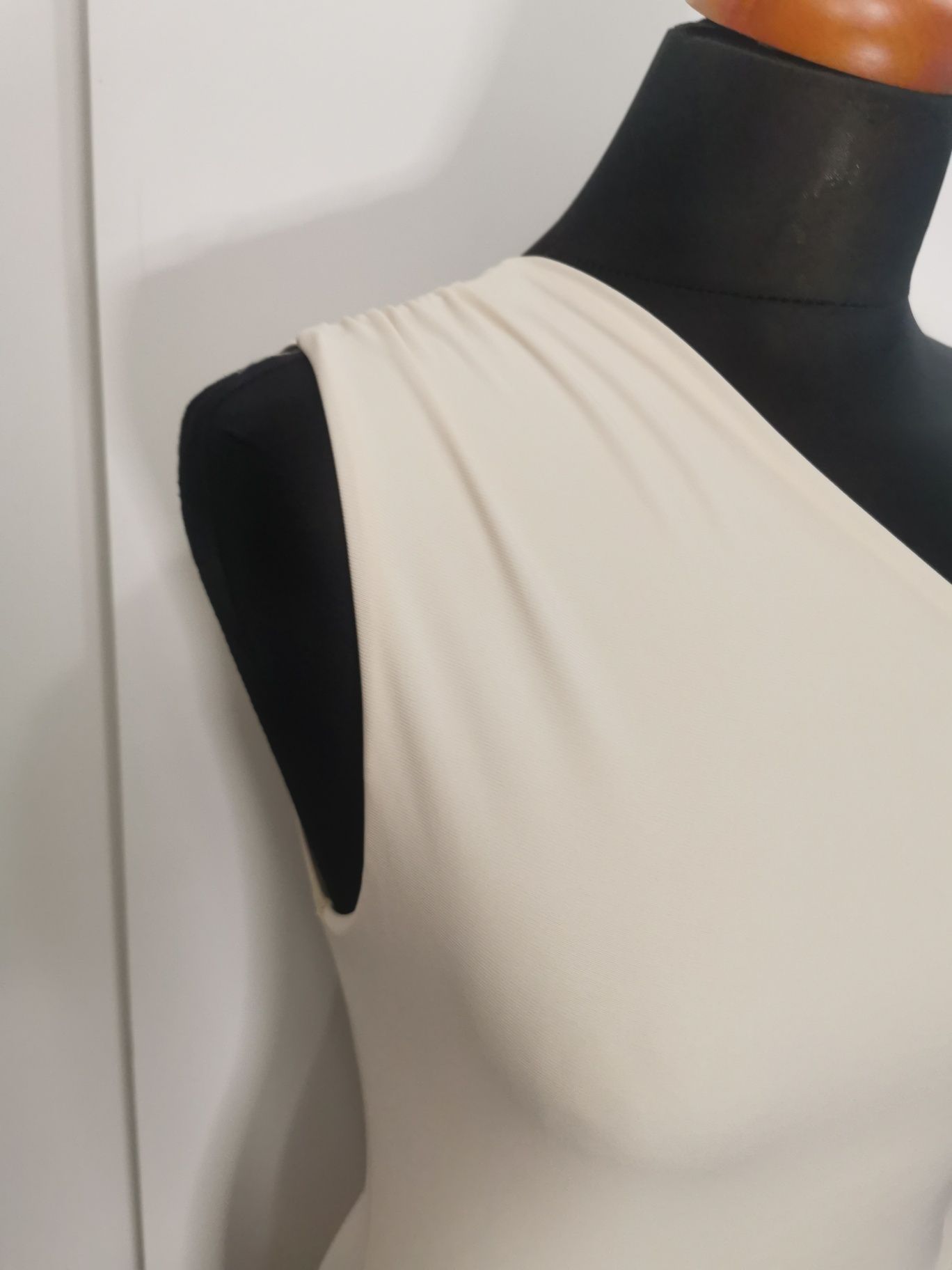 Piękna nowa elastyczna kremowa długa sukienka na jedno ramie M